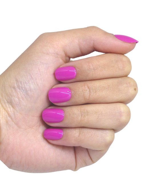 main avec une manucure rose flash