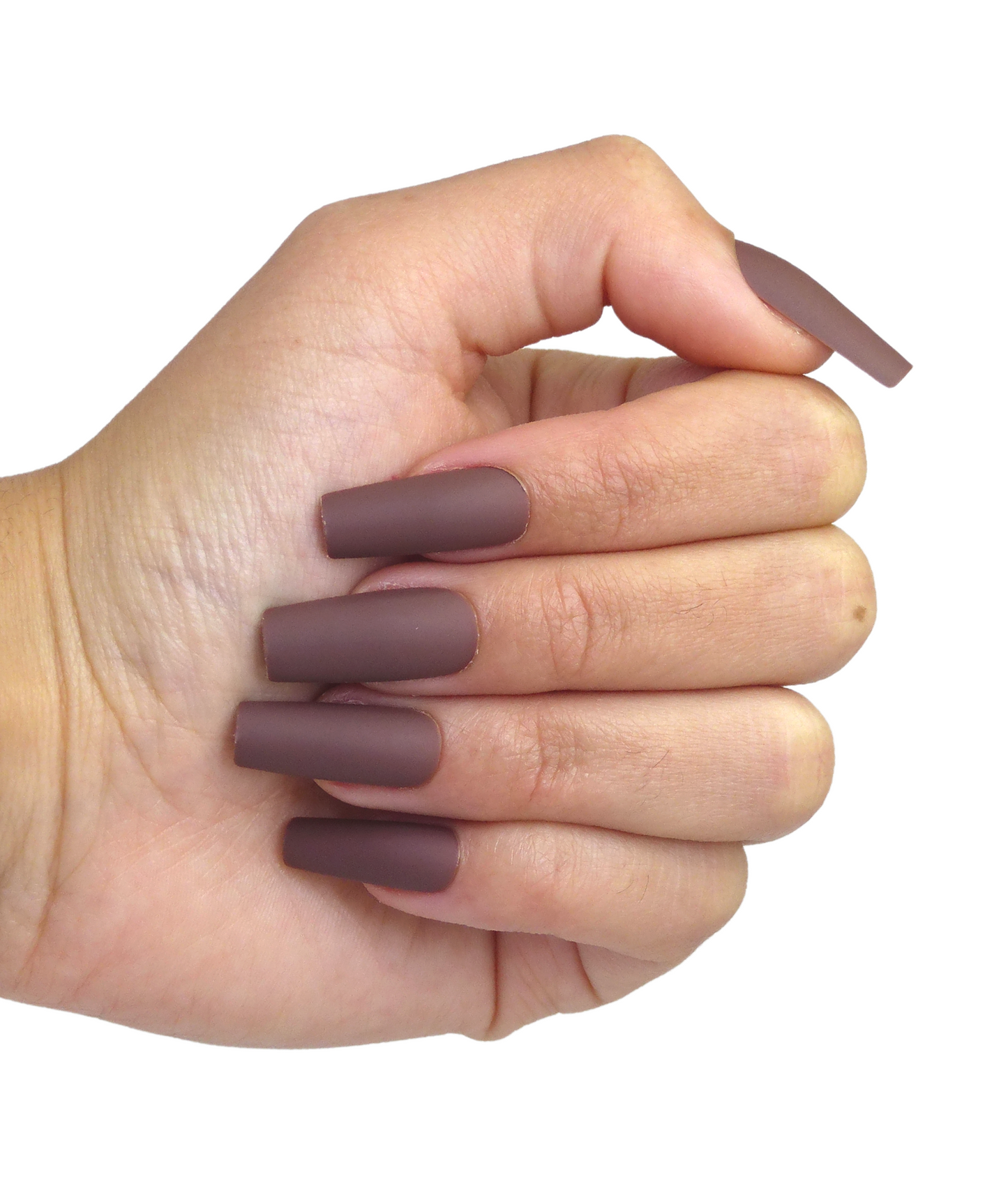 Main fermée avec faux ongles marron mats longs visibles