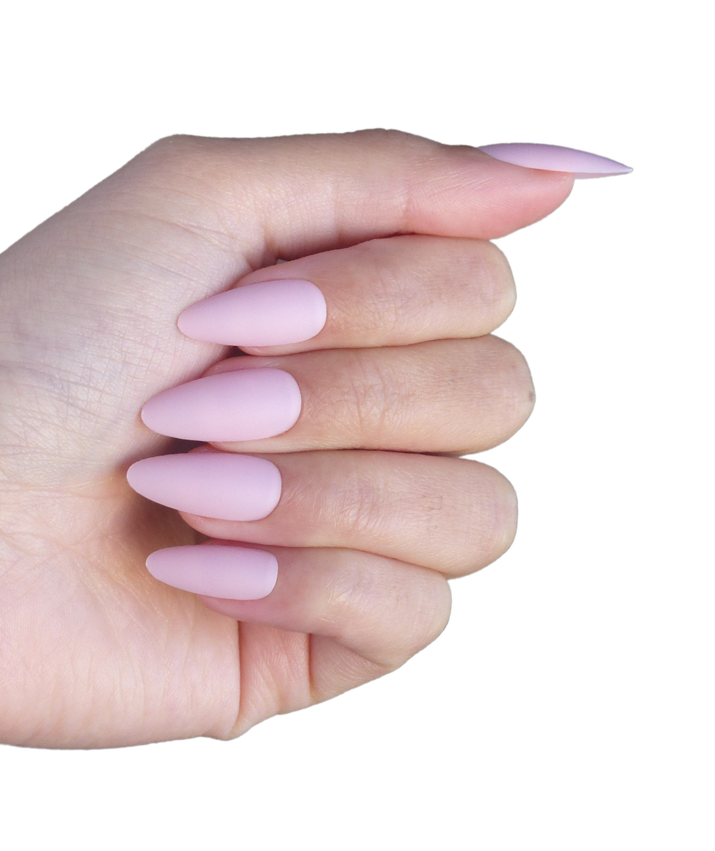 Main fermée avec faux ongles rose poudré mat forme amande taille moyenne
