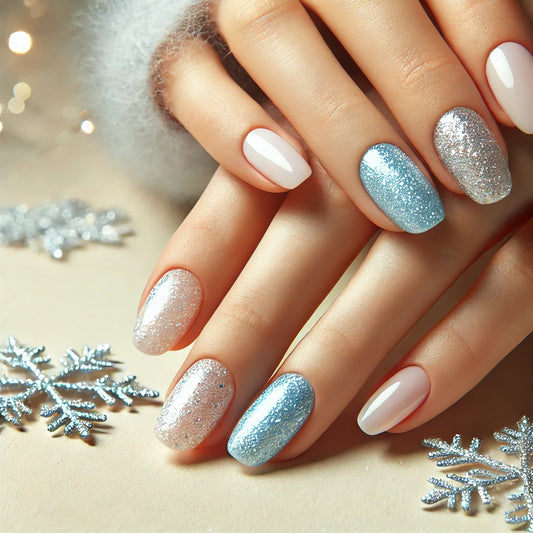 Image montrant une manucure hivernale avec des ongles brillants et des couleurs glacées, sur un fond beige clair, pour un look élégant et lumineux.