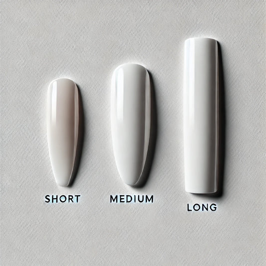 Image minimaliste illustrant trois longueurs de faux ongles : court, moyen et long, sur un fond blanc.