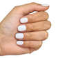 Main fermée avec faux ongles blancs brillants, forme arrondie courte, 5 ongles visibles