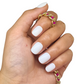 Main fermée avec faux ongles blancs brillants, forme arrondie courte, 5 ongles visibles