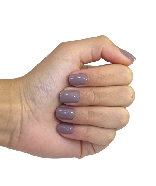 faux ongles carrés de couleur gris violet, avec un peu de marron