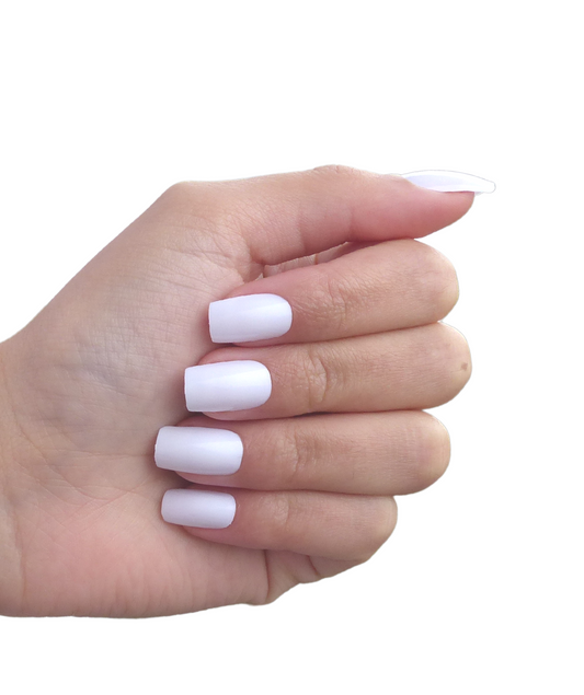 Mains avec des faux ongles blancs de forme carré et de taille moyenne